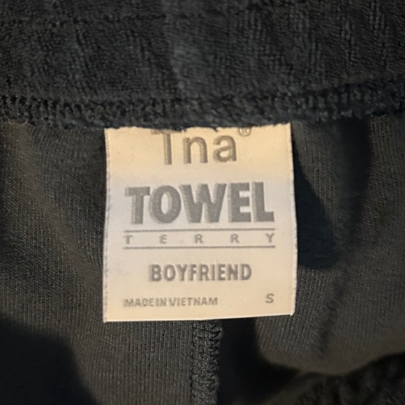 TNA Towel Terry Boyfriend Mid-Rise Sweatshort - Picture 4 of 5